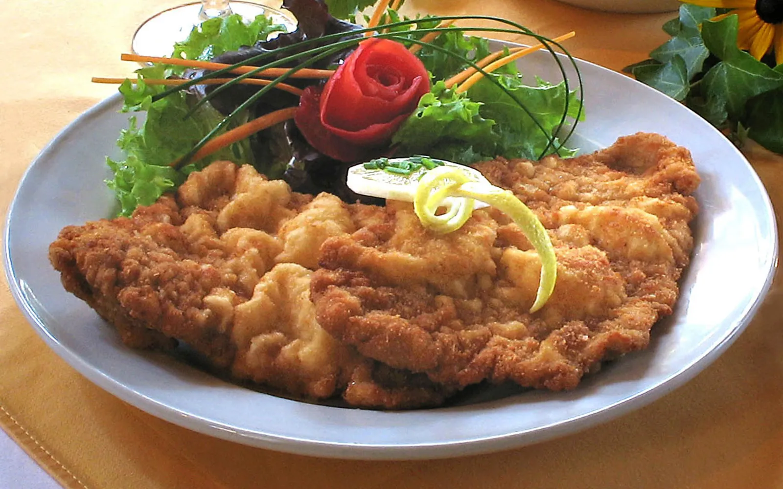 6 อาหารออสเตรียในเซลล์อัมเซ ที่ต้องลองให้ได้ — ไก่ชนิตเซล คาสน็อคเคิน ไคเซอร์ชมาร์น และสตรูเดิล