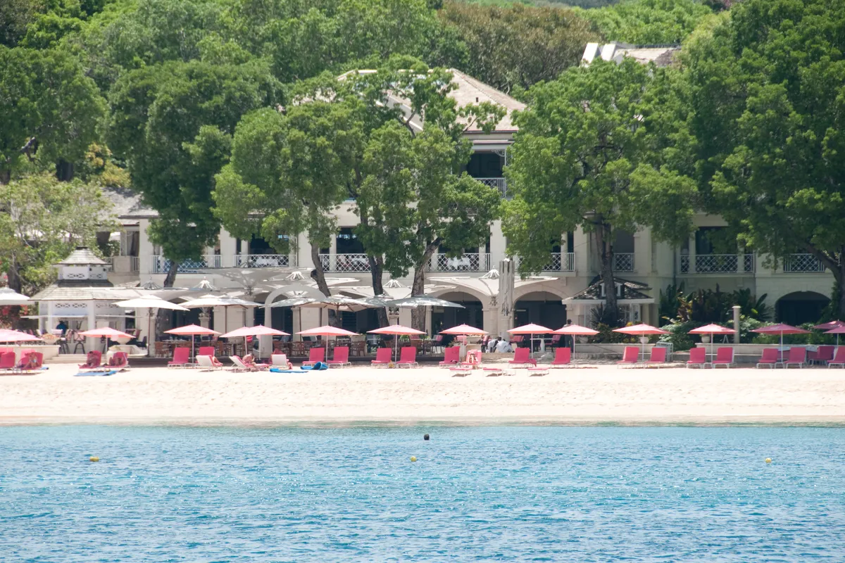บรรยากาศย่านSandy Lane / Paynes Bay ในโฮลทาวน์