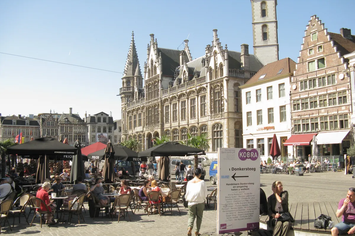 บรรยากาศย่านใจกลางเมืองเก่า (Binnenstad / Korenmarkt) ในเกนต์