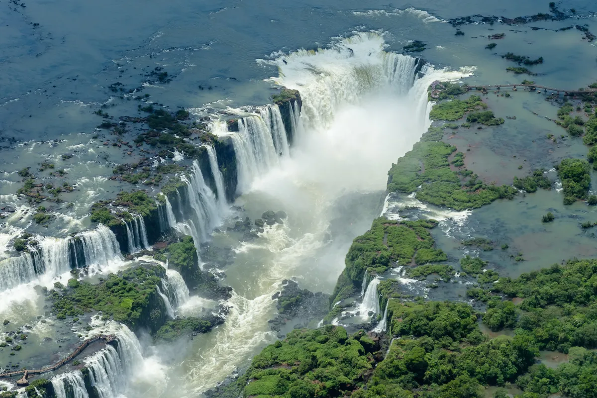 บรรยากาศย่านAvenida das Cataratas ในโฟซดูอีกวาซู