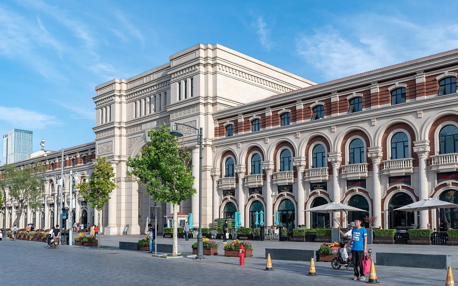 Machang Road in Tianjin's Five Great Avenues district: English and French-style villas line both sides of the street under golden maple trees