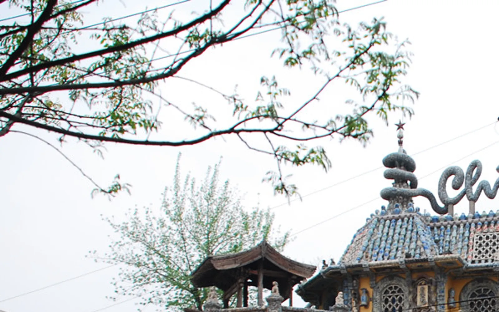 Exterior of Porcelain House Tianjin: walls and columns covered in tens of thousands of antique porcelain pieces arranged in blue-and-white patterns