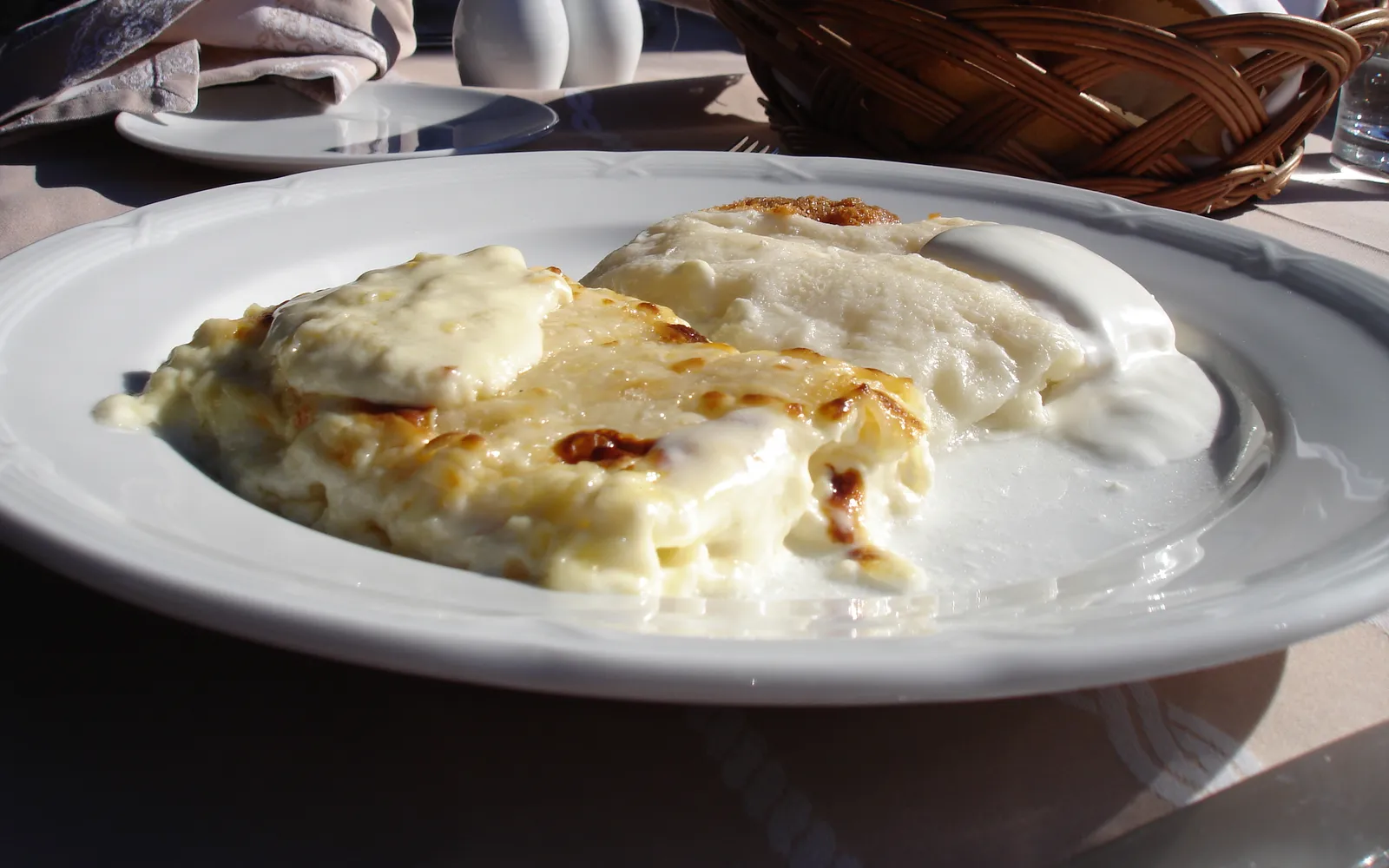 6 ของกิน-อาหารซาเกร็บ ที่ต้องลองให้ได้ — Štrukli ชีสอบ Zagrebački odrezak ไส้กรอก Čevapi และไวน์โครเอเชีย