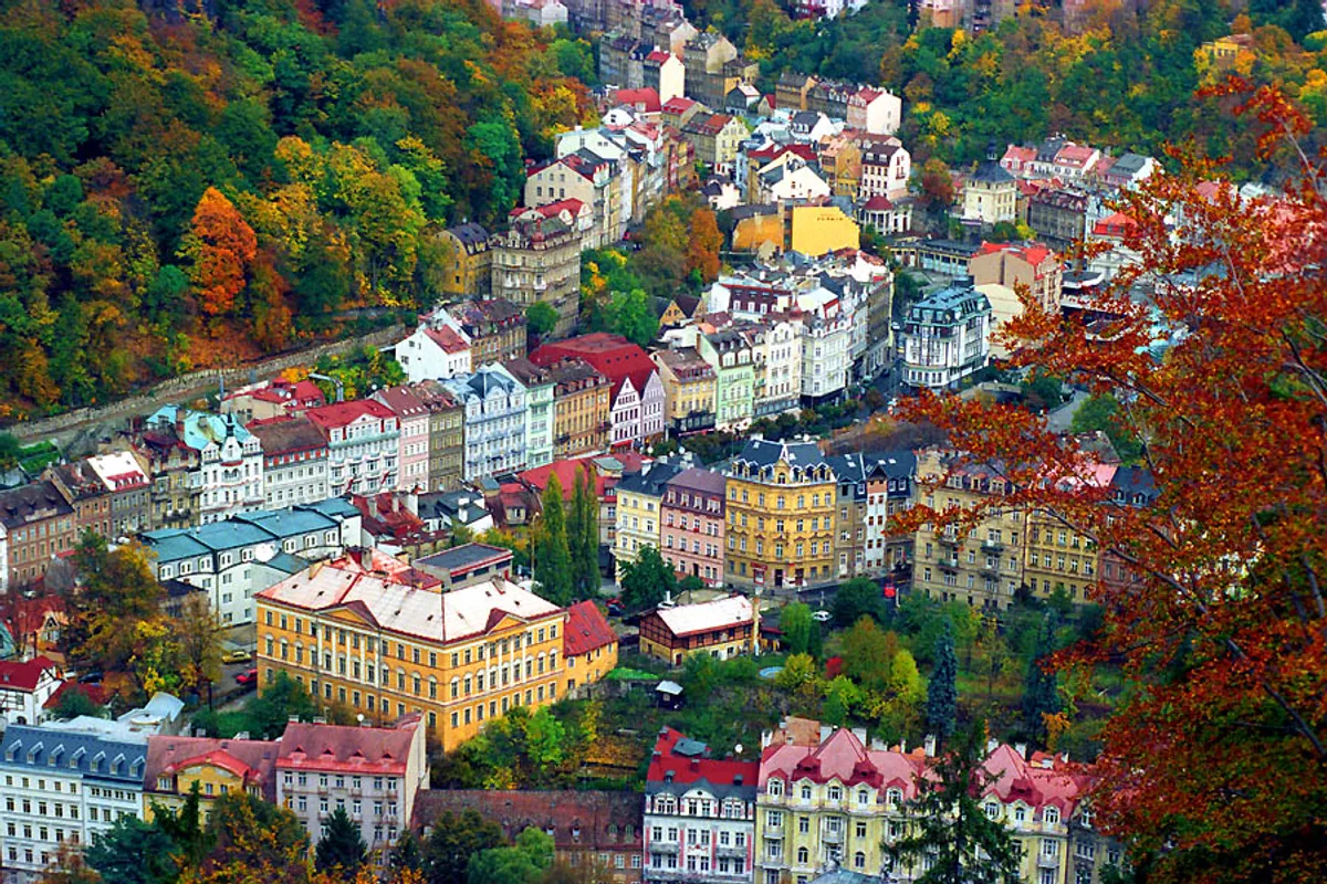 บรรยากาศย่านเนินเขารอบเมือง (Drahovice) ในคาร์โลวีวารี
