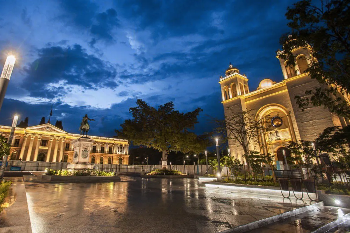 บรรยากาศย่านเซนโตรอิสโตริโก (Centro Histórico) ในซานซัลวาดอร์