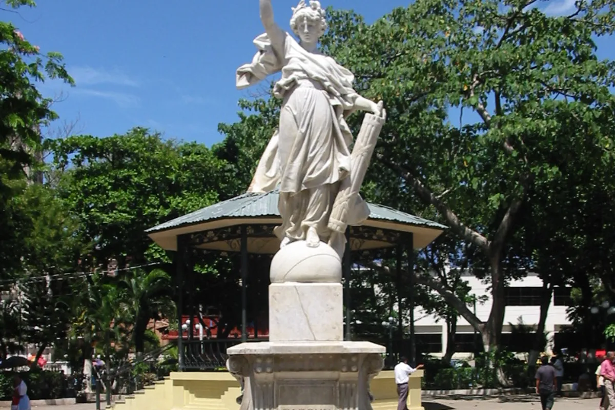 บรรยากาศย่านรอบ Parque Libertad ในซานตาอานา
