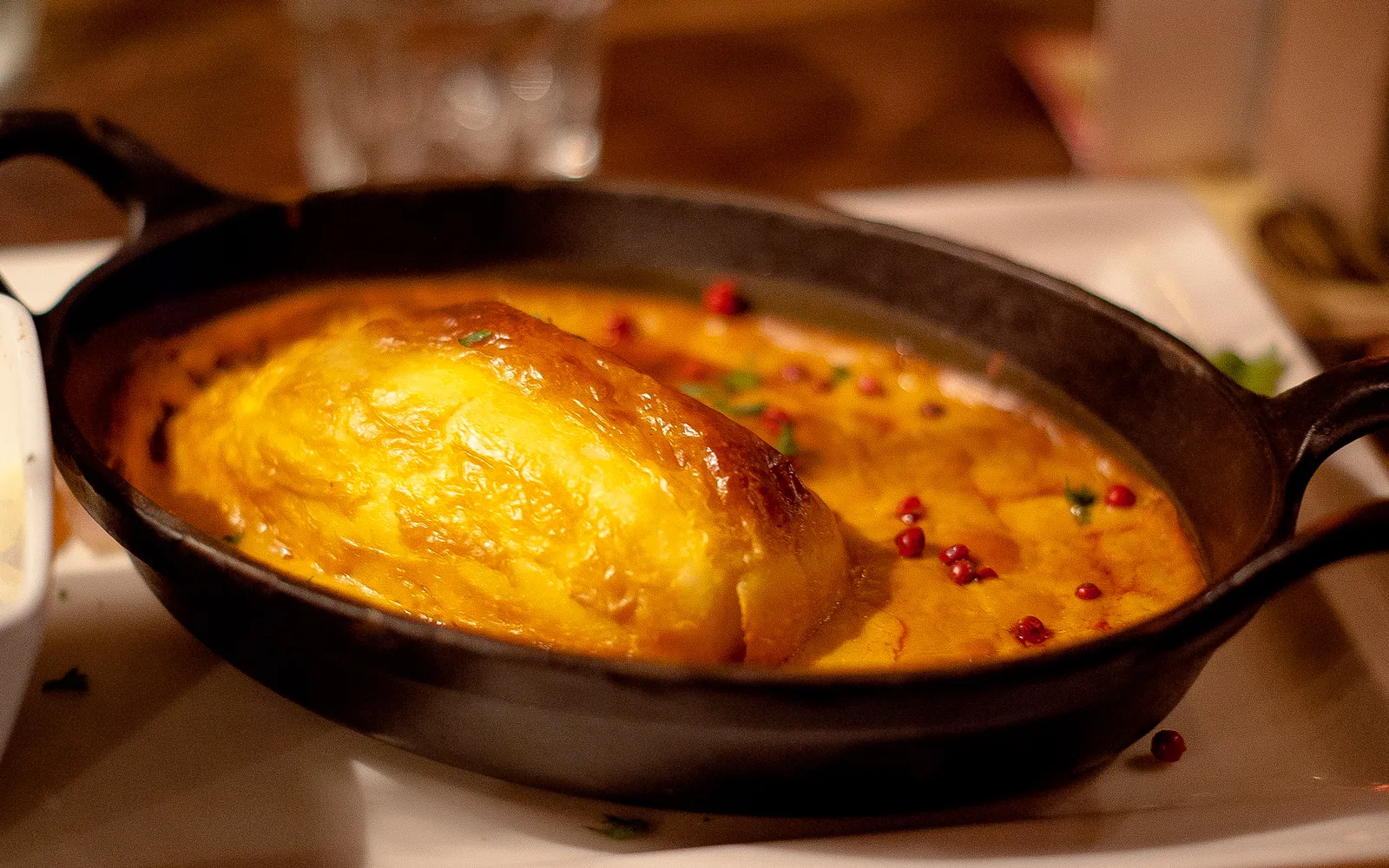 6 อาหารลียง ที่ต้องลองให้ได้ — เกอเนลล์ ไก่ไวน์แดง ซาลาดลียงแนส และบูชองดั้งเดิม