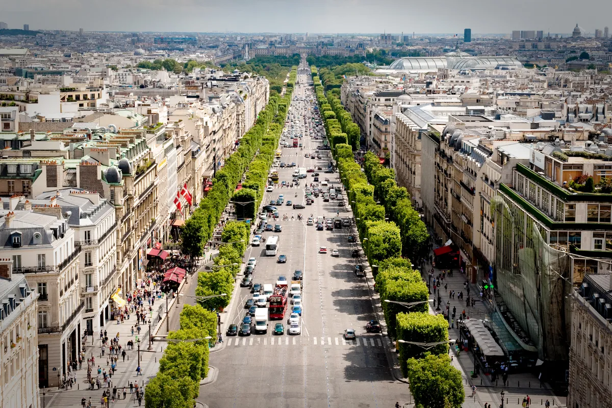 บรรยากาศย่านช็องเซลีเซ (Champs-Élysées) ในปารีส