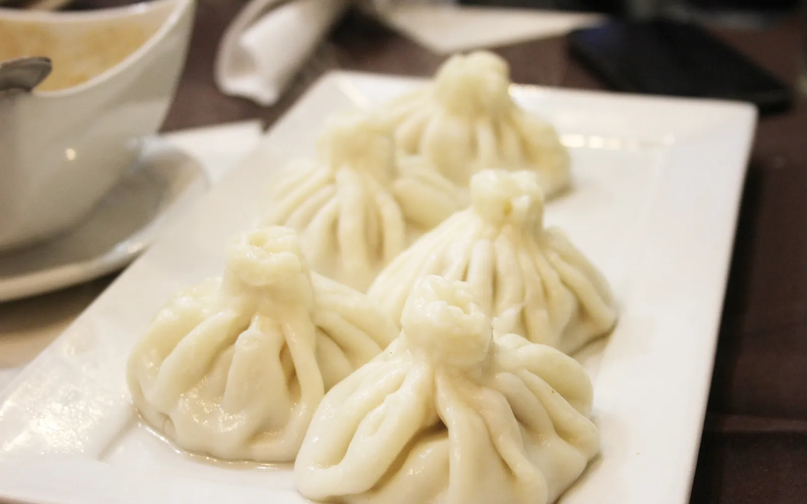 6 อาหารจอร์เจียที่ต้องลองในกูดาอูรี — คิงคาลี ควาจาปูรี และไวน์ส้มพันธุ์โบราณ