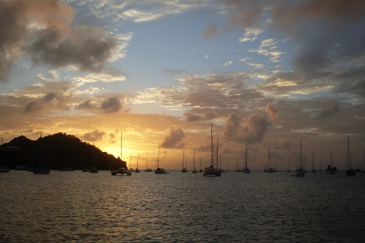 บรรยากาศย่านTyrrel Bay (ไทร์เรลเบย์) ในแคร์รีอาคู