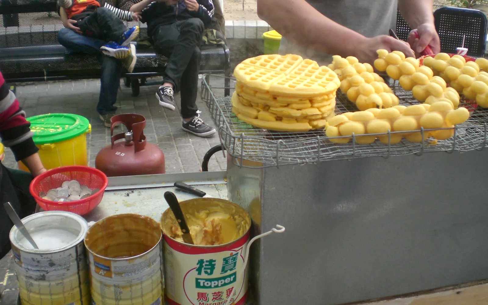 6 ของกินมงก๊กที่ต้องลอง — ไข่ฮ่องกง ลูกชิ้นแกงกะหรี่ และขนมขึ้นชื่อ