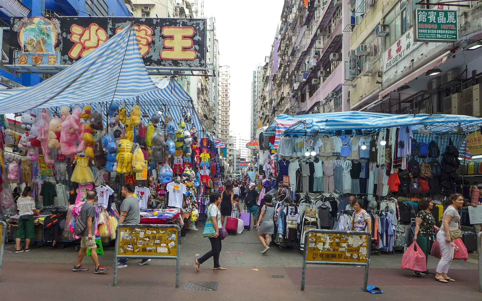 7 ที่เที่ยวมงก๊กที่ไม่ควรพลาด — ตลาด ดอกไม้ ปลาทอง และห้างสุดไฮเทค