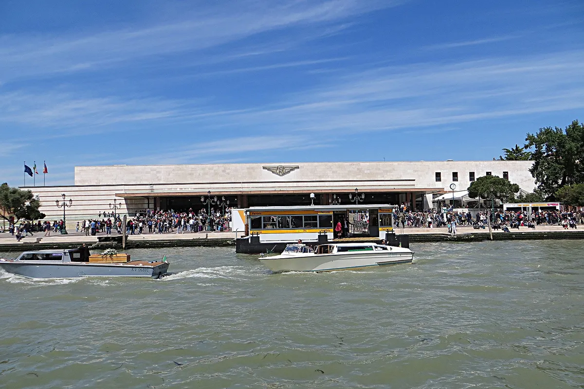 บรรยากาศย่านใกล้สถานีรถไฟ Santa Lucia ในเวนิส