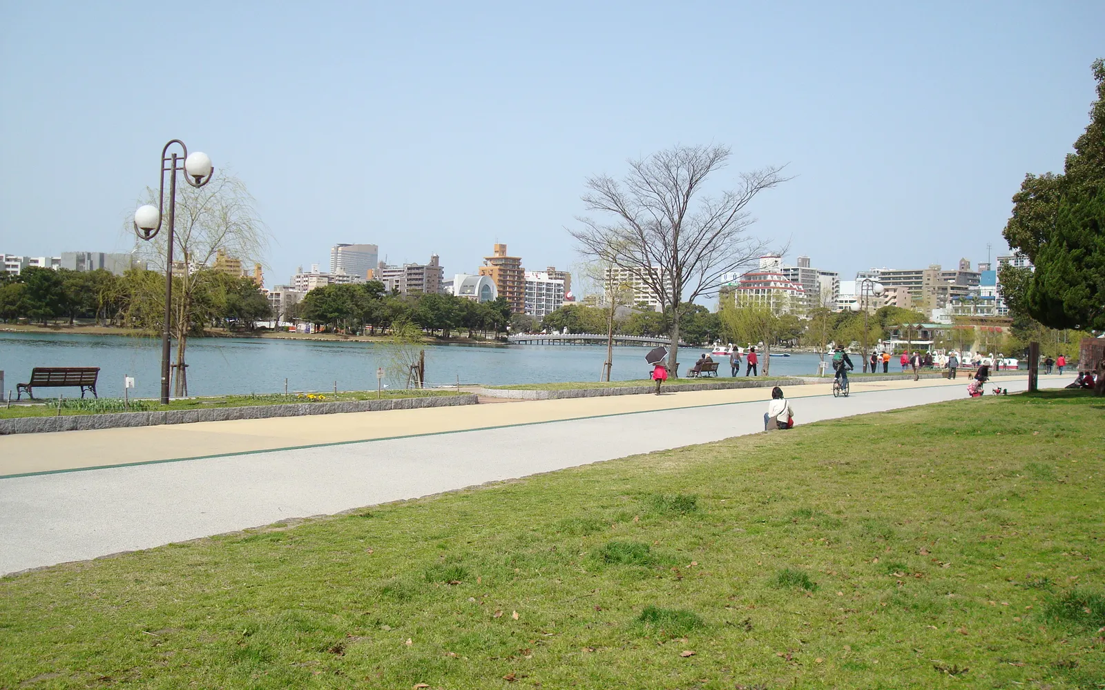 Ōhori Park lake with the Ukimi pavilion and red wooden bridge reflected on the water