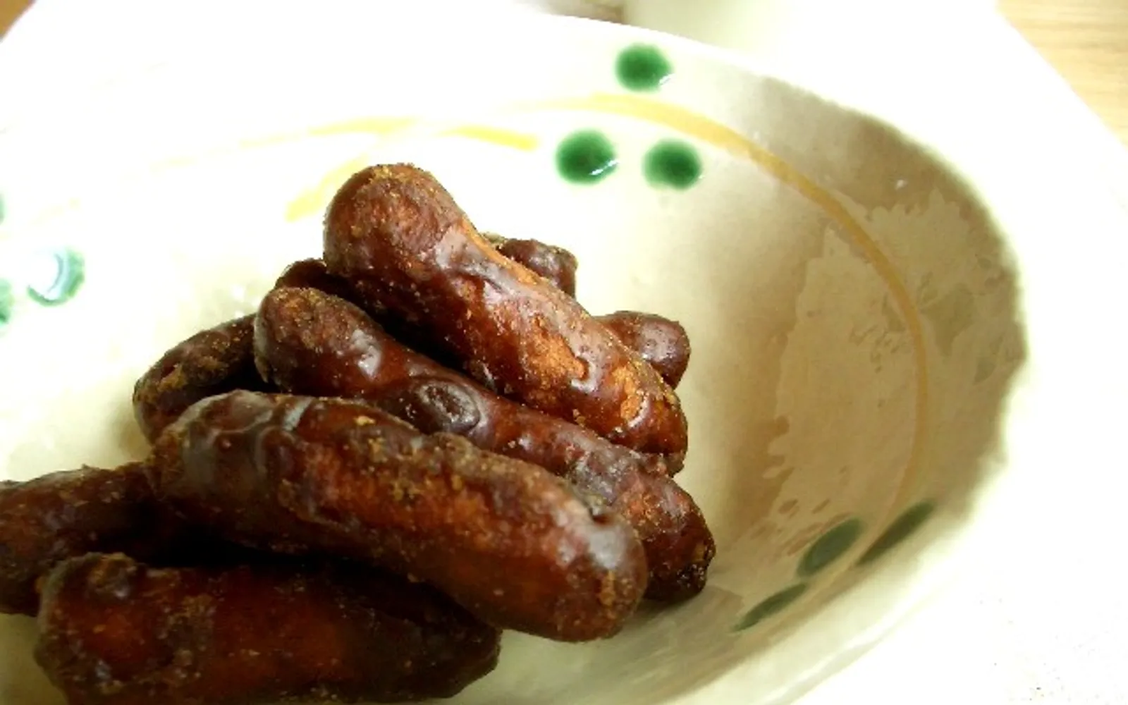 Karinto — dark brown cylindrical fried dough sweets arranged in a wooden tray at a Kawagoe sweet shop