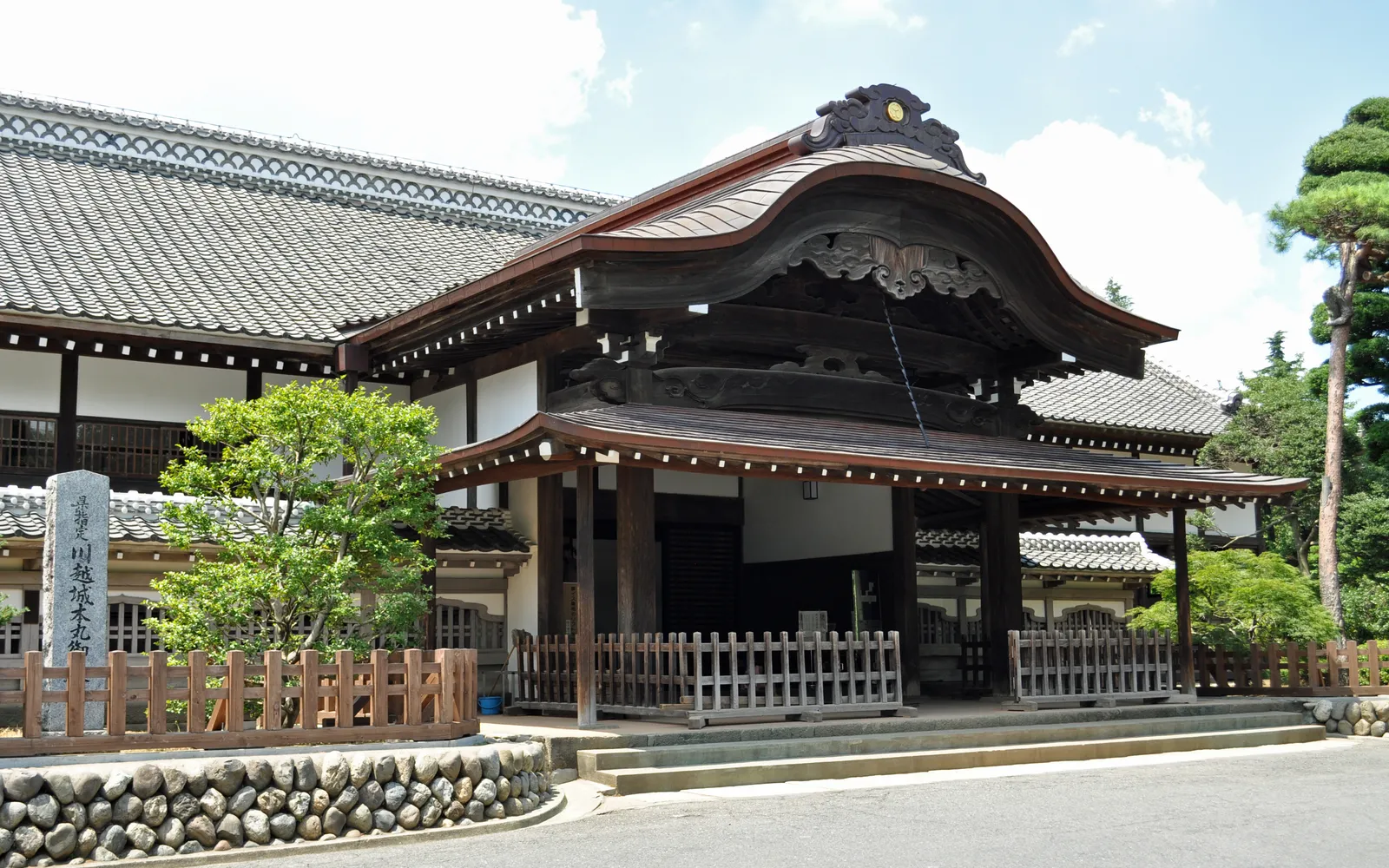 The dark-wood Honmaru Goten building — the surviving palace of Kawagoe Castle — set in green grounds