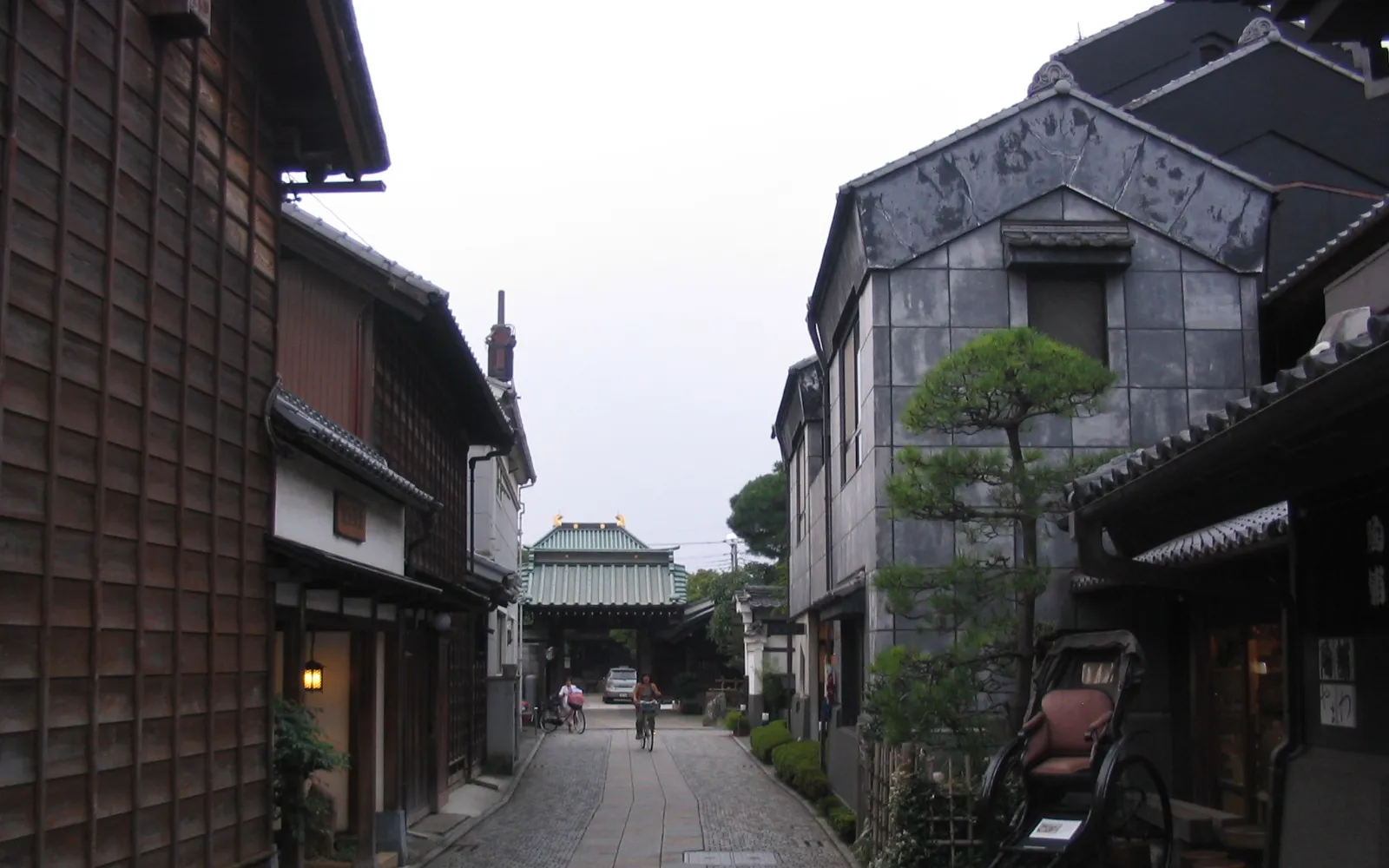The tranquil garden of Nakain Temple in Kawagoe with cherry trees and a stone path