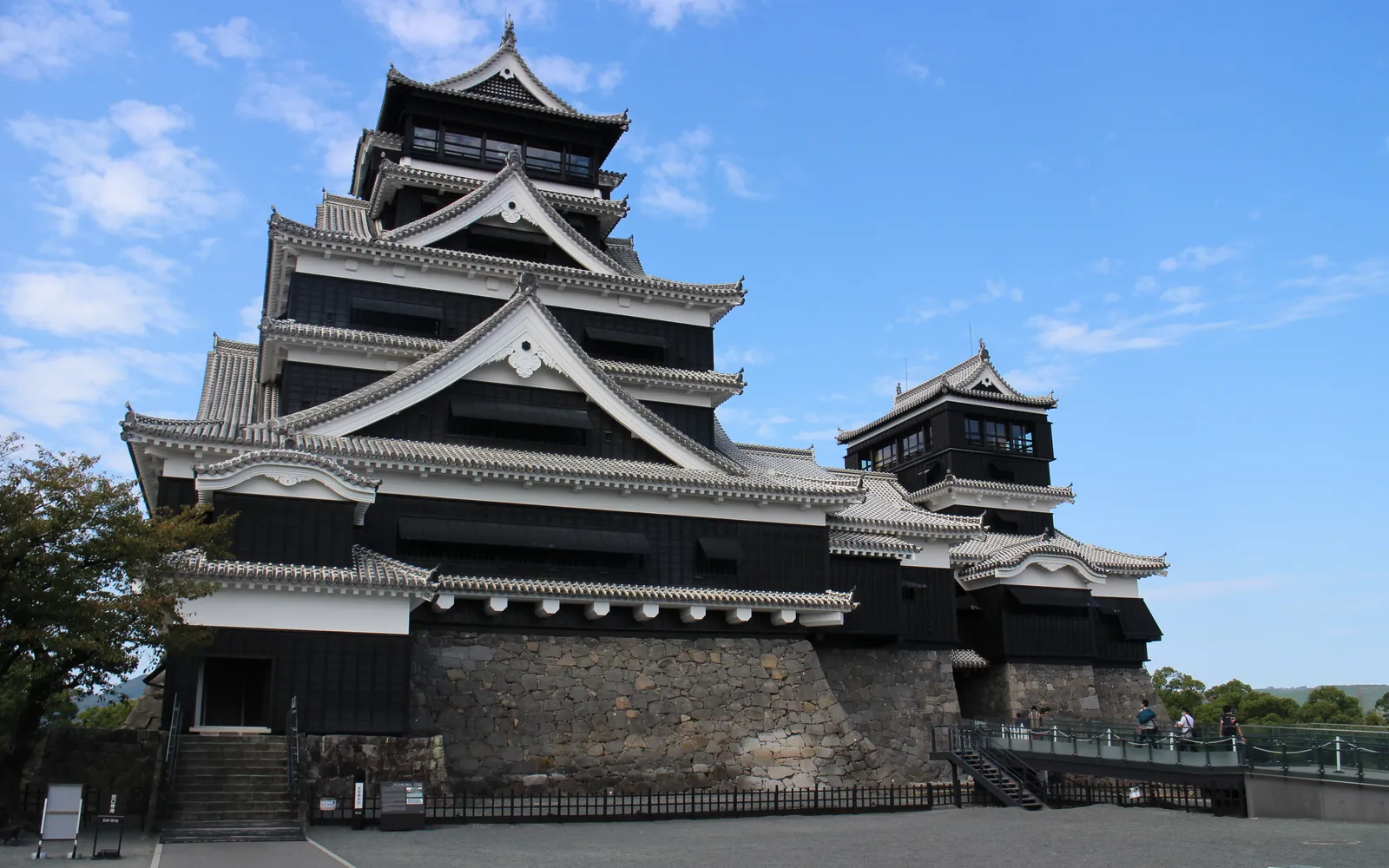 The grand hall of Honmaru Goten Palace decorated with golden bird-and-flower paintings