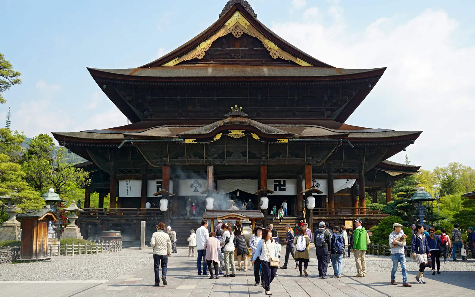 The Niomon gate and main hall of Zenkō-ji Temple in the early morning light