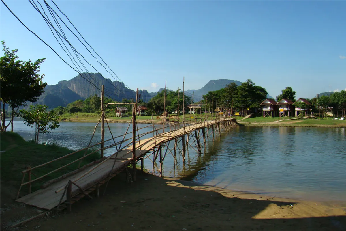 บรรยากาศย่านริมน้ำซองฝั่งตะวันตก (Riverside) ในวังเวียง