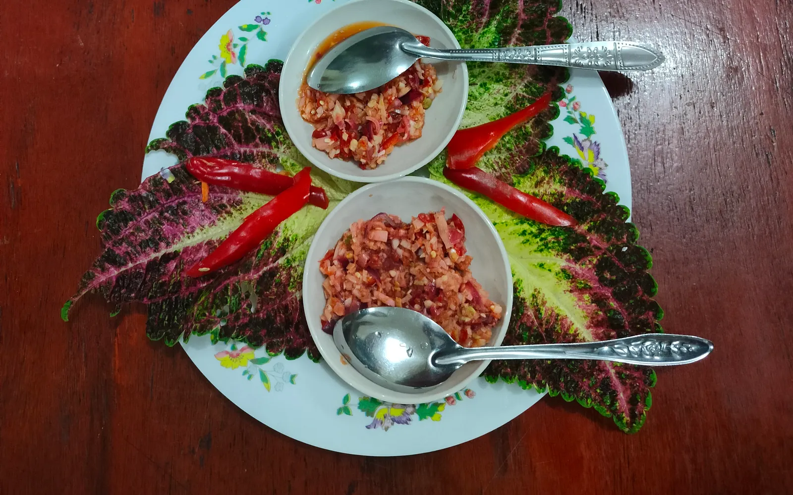 ของกินโคตาคินาบาลู — อาหารทะเลสด หมีและปลาดิบ และมาม่าบะหมี่สูตรซาบาห์