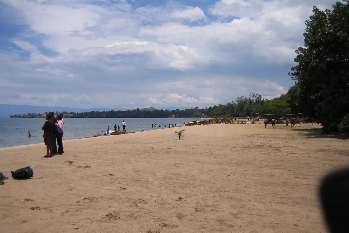 บรรยากาศย่านริมทะเลสาบ / นยามยัมบา (Nyamyumba) ในจิเซนยี