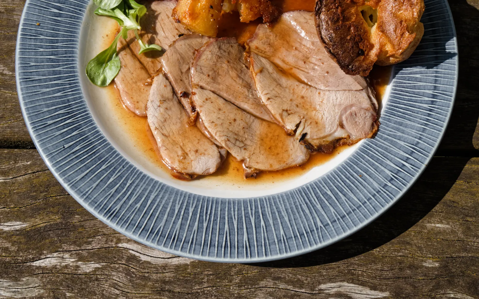 6 อาหารซอลส์บรีและวิลต์เชียร์ ที่ต้องลองให้ได้ — Sunday Roast ครีมทีและชีสเชดดาร์แท้