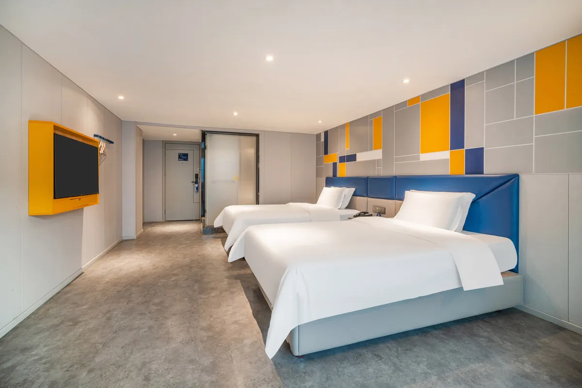 7 Days Inn Shenzhen Luohu Port Dongmen Old Street — rooms and atmosphere