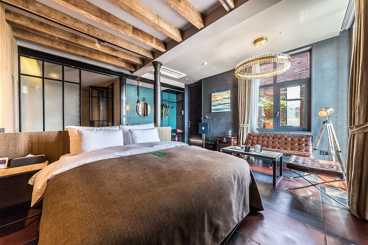9 Brick Hotel — rooms and atmosphere