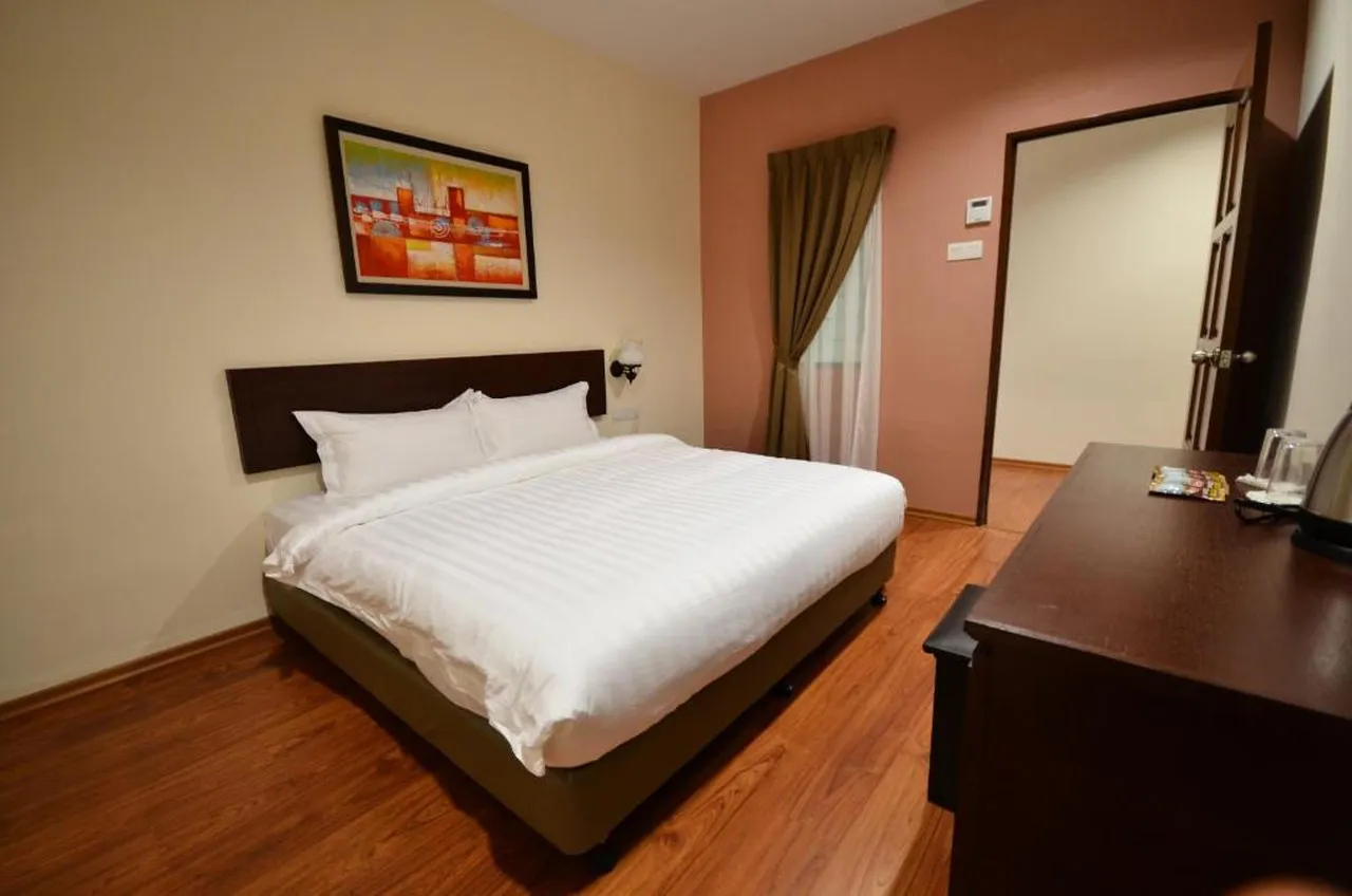 906 Riverside Hotel Malacca — rooms and atmosphere