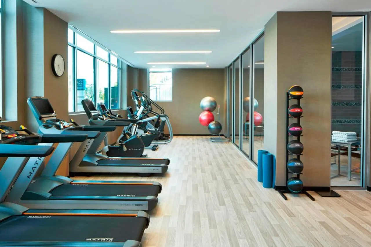 AC Hotel by Marriott Atlanta Buckhead at Phipps Plaza — rooms and atmosphere