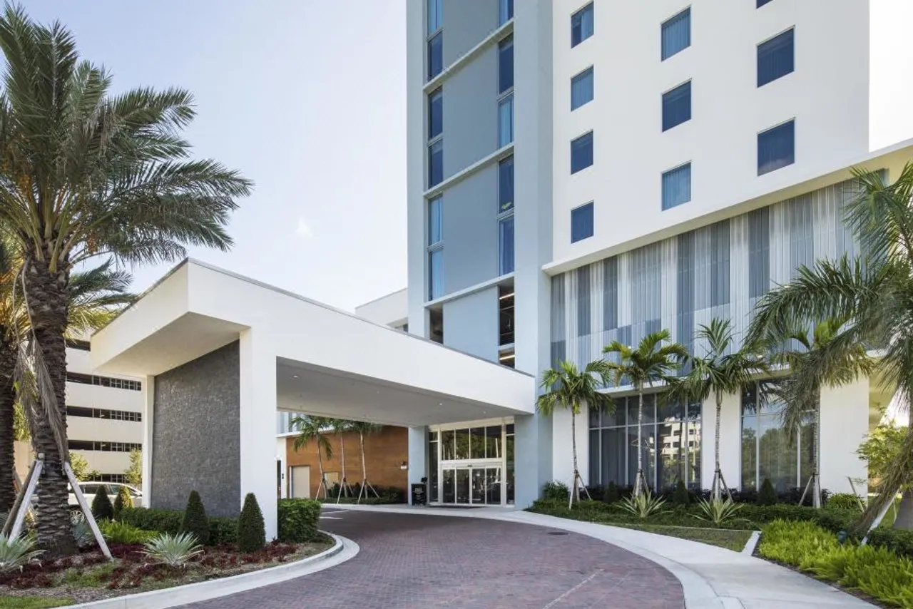 AC Hotel by Marriott Miami Aventura — rooms and atmosphere