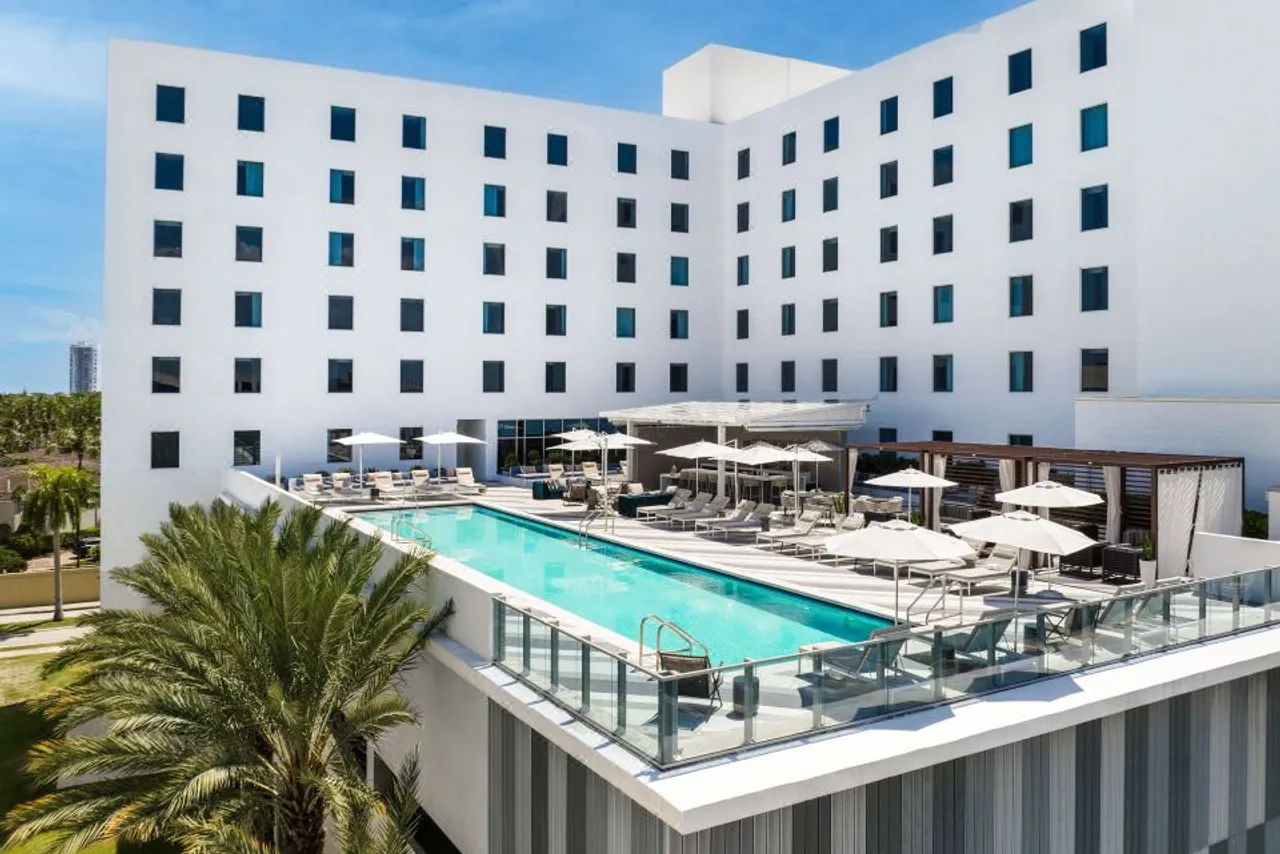 AC Hotel by Marriott Miami Aventura — rooms and atmosphere