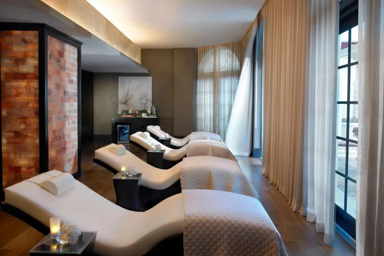 Acqualina Resort & Residences on the Beach — rooms and atmosphere