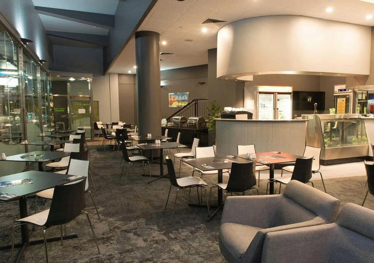 Adelaide Riviera Hotel — rooms and atmosphere