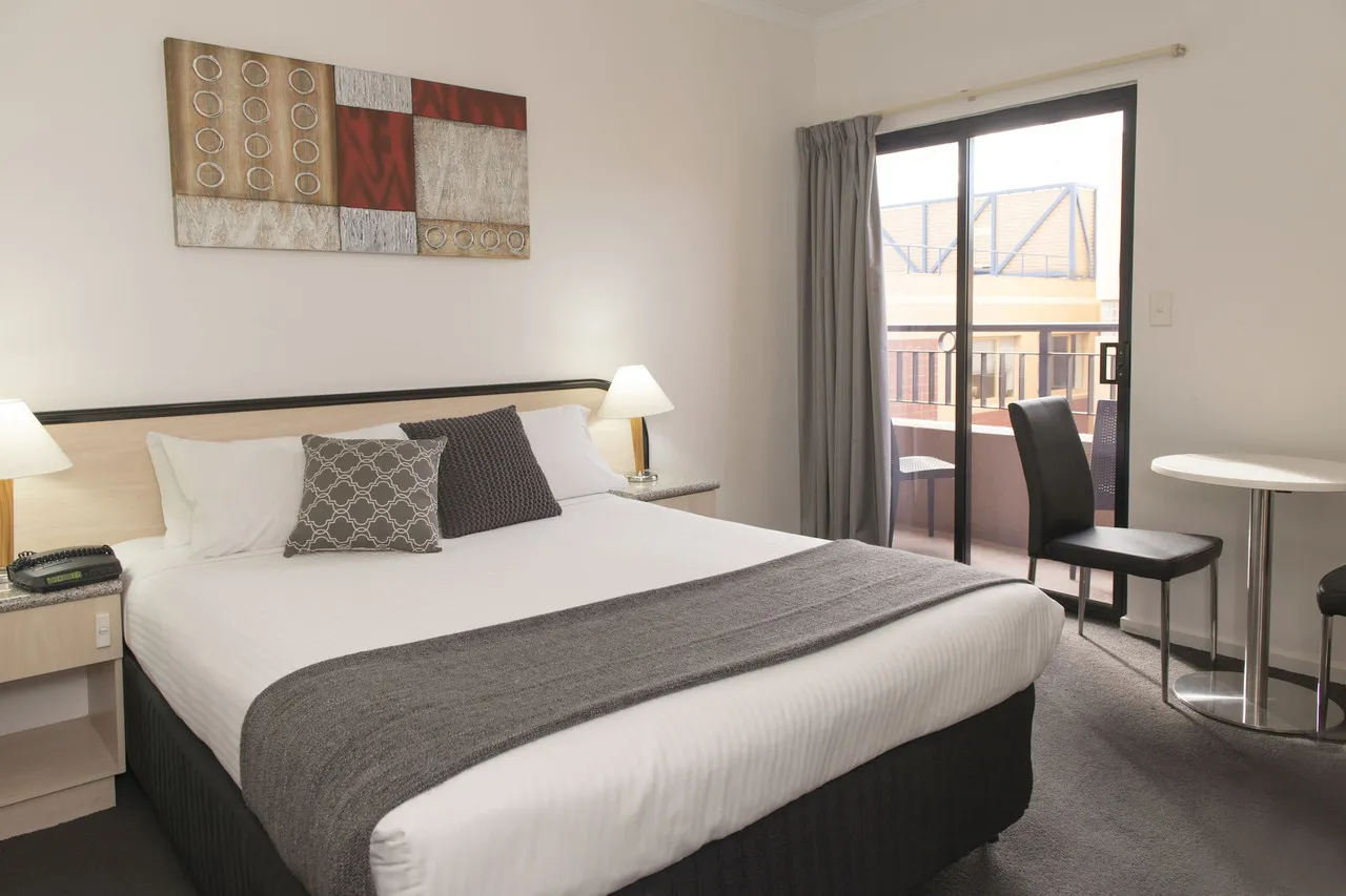 Adelaide Riviera Hotel — rooms and atmosphere
