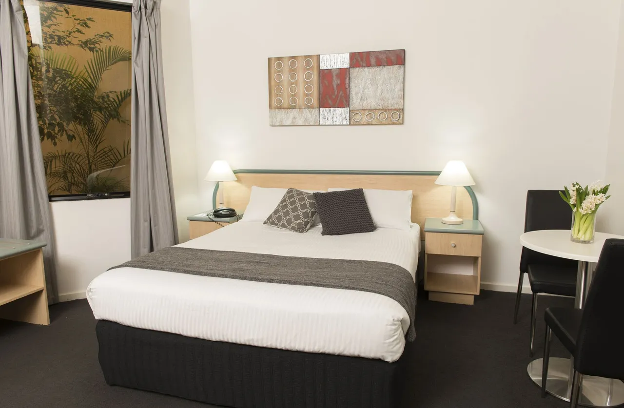 Adelaide Riviera Hotel — rooms and atmosphere