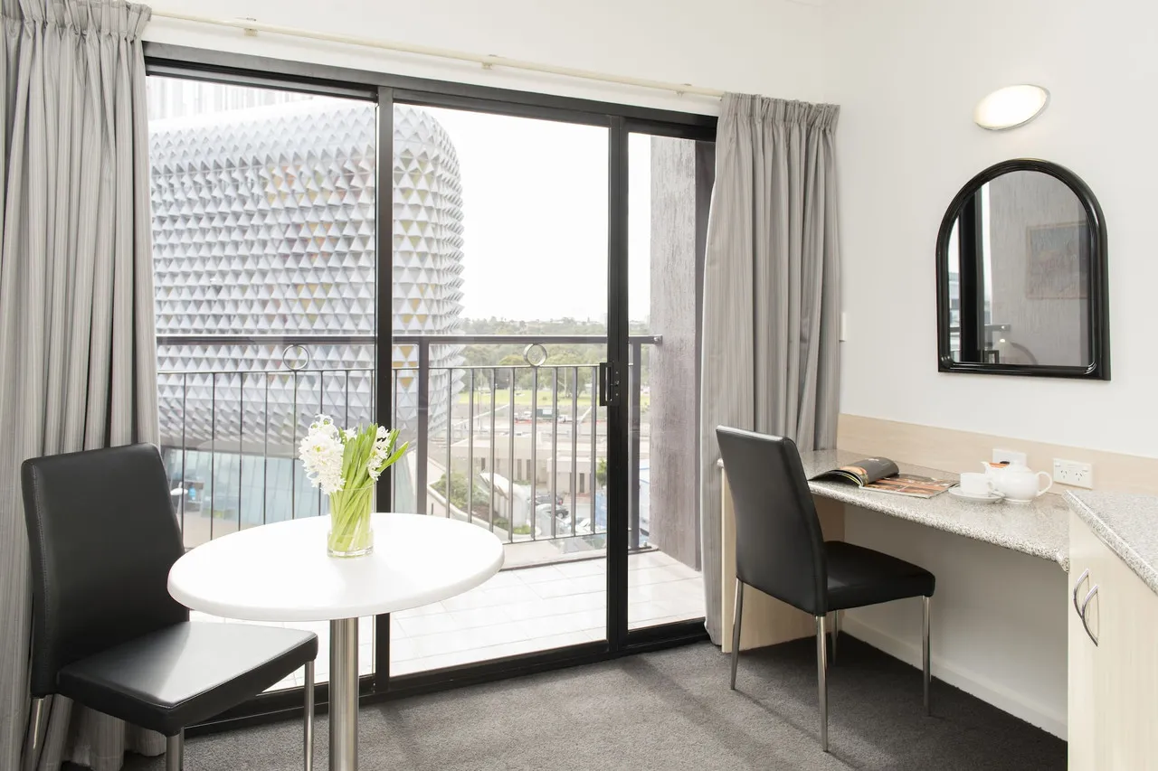 Adelaide Riviera Hotel — rooms and atmosphere
