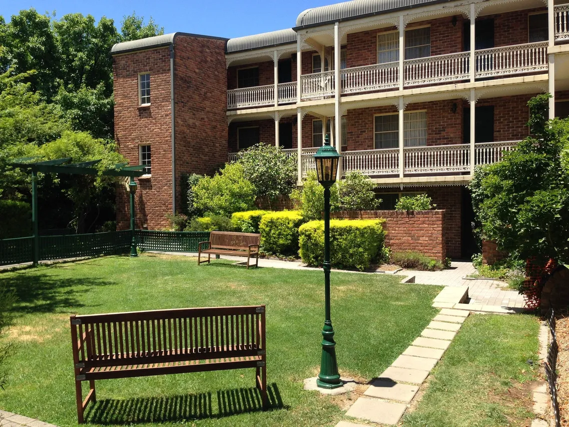 Adina Serviced Apartments Canberra Kingston — rooms and atmosphere