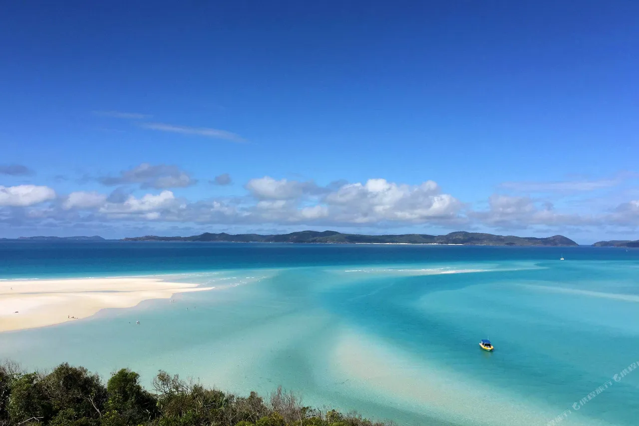 Magnums Airlie Beach (เดิม Airlie Beach Magnums) — rooms and atmosphere