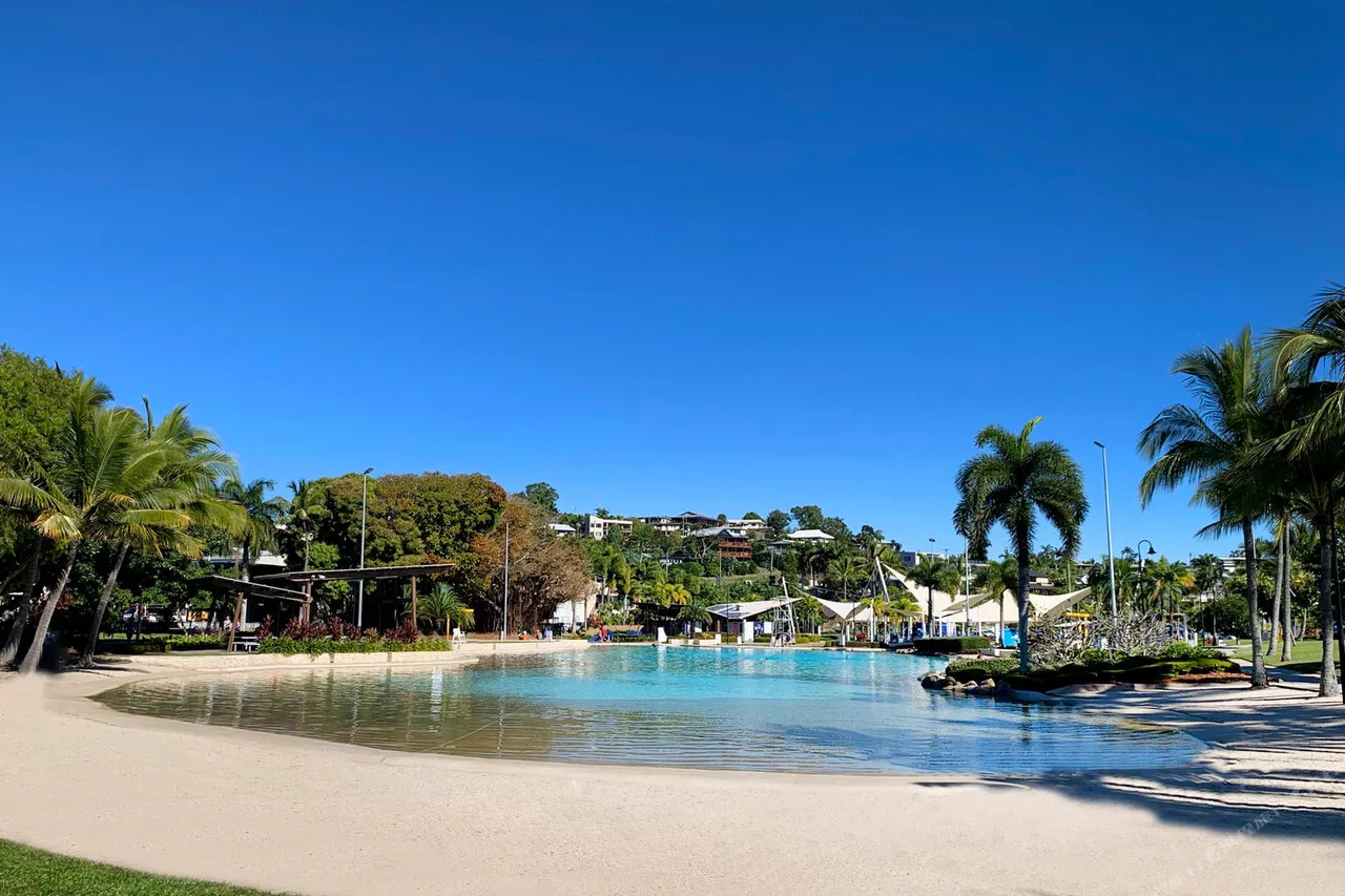 Magnums Airlie Beach (เดิม Airlie Beach Magnums) — rooms and atmosphere
