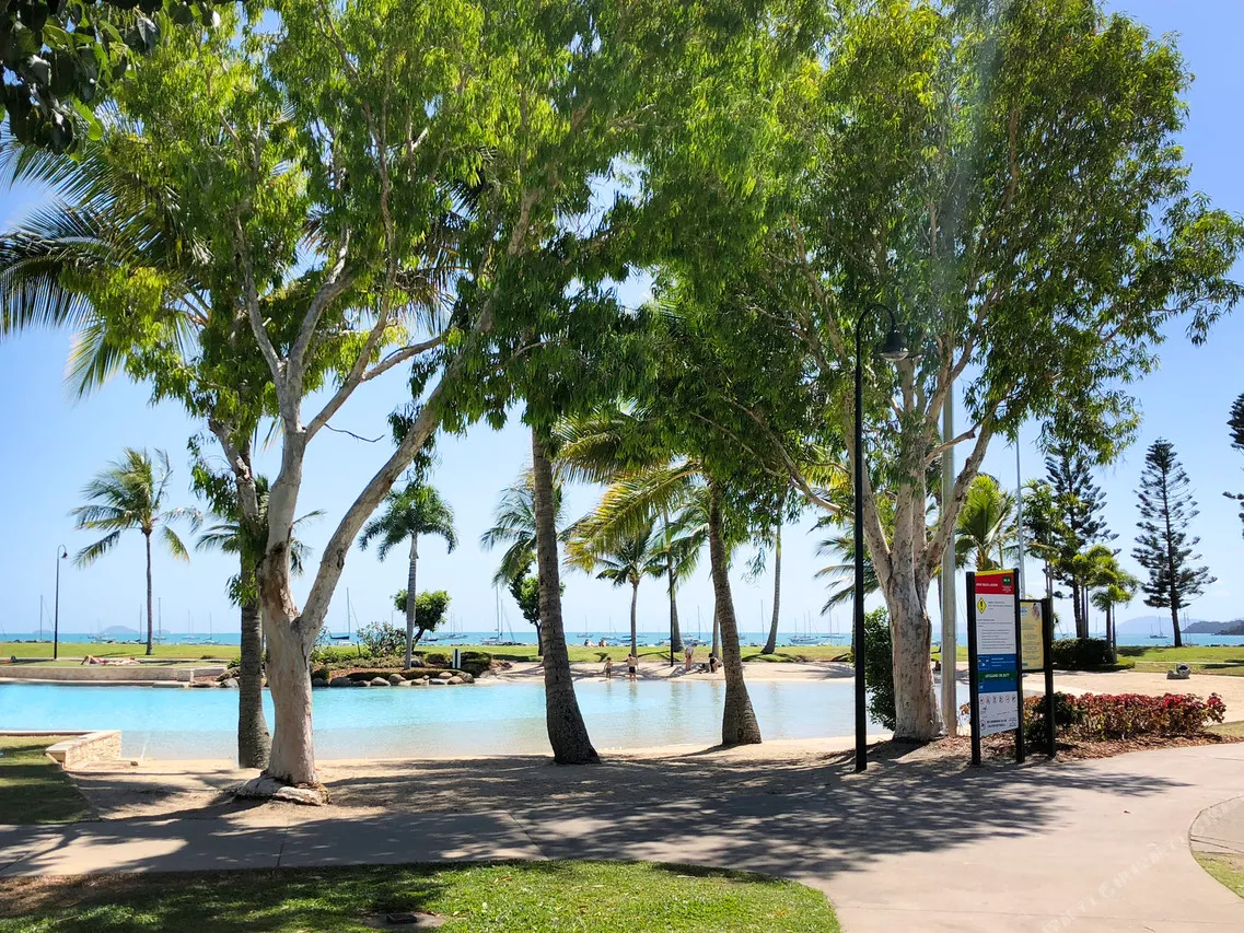 Magnums Airlie Beach (เดิม Airlie Beach Magnums) — rooms and atmosphere