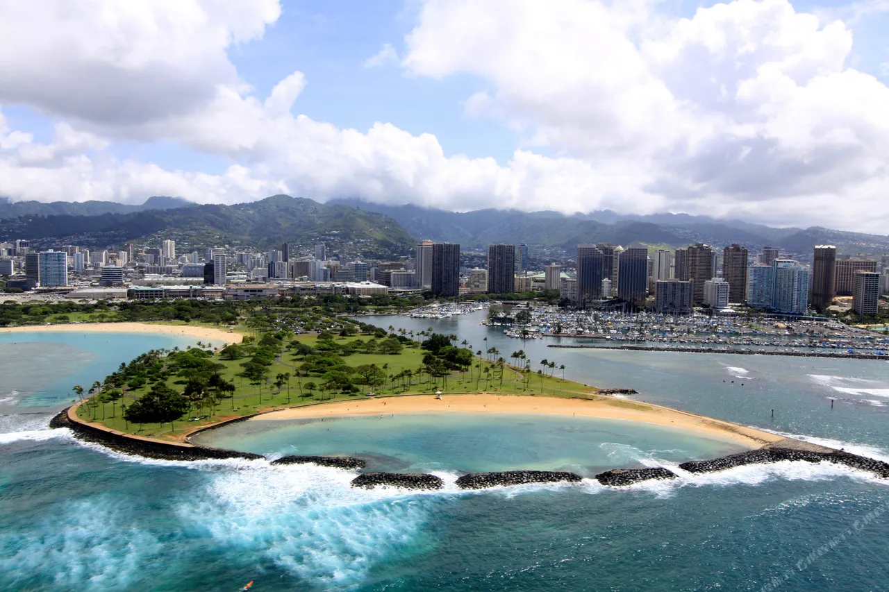Ala Moana Hotel — rooms and atmosphere
