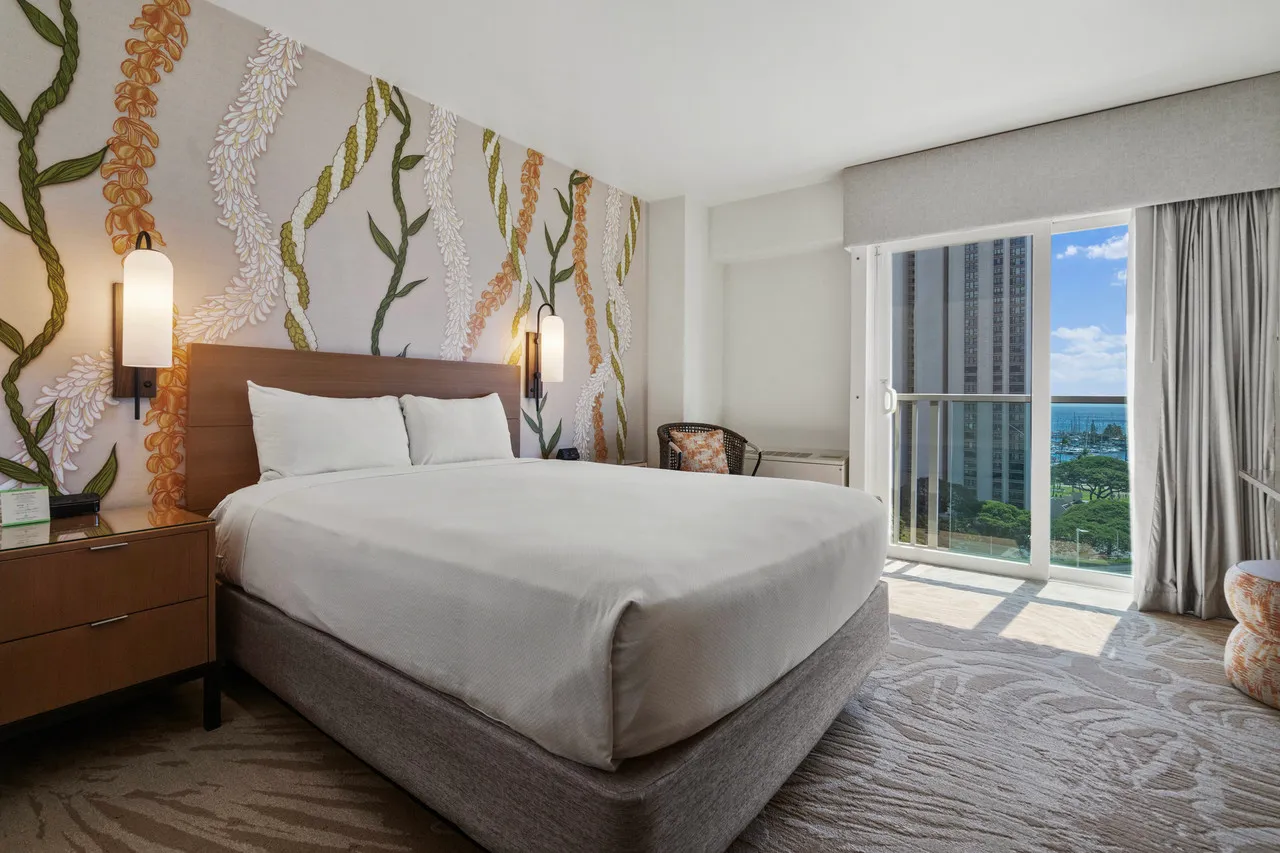 Ala Moana Hotel — rooms and atmosphere