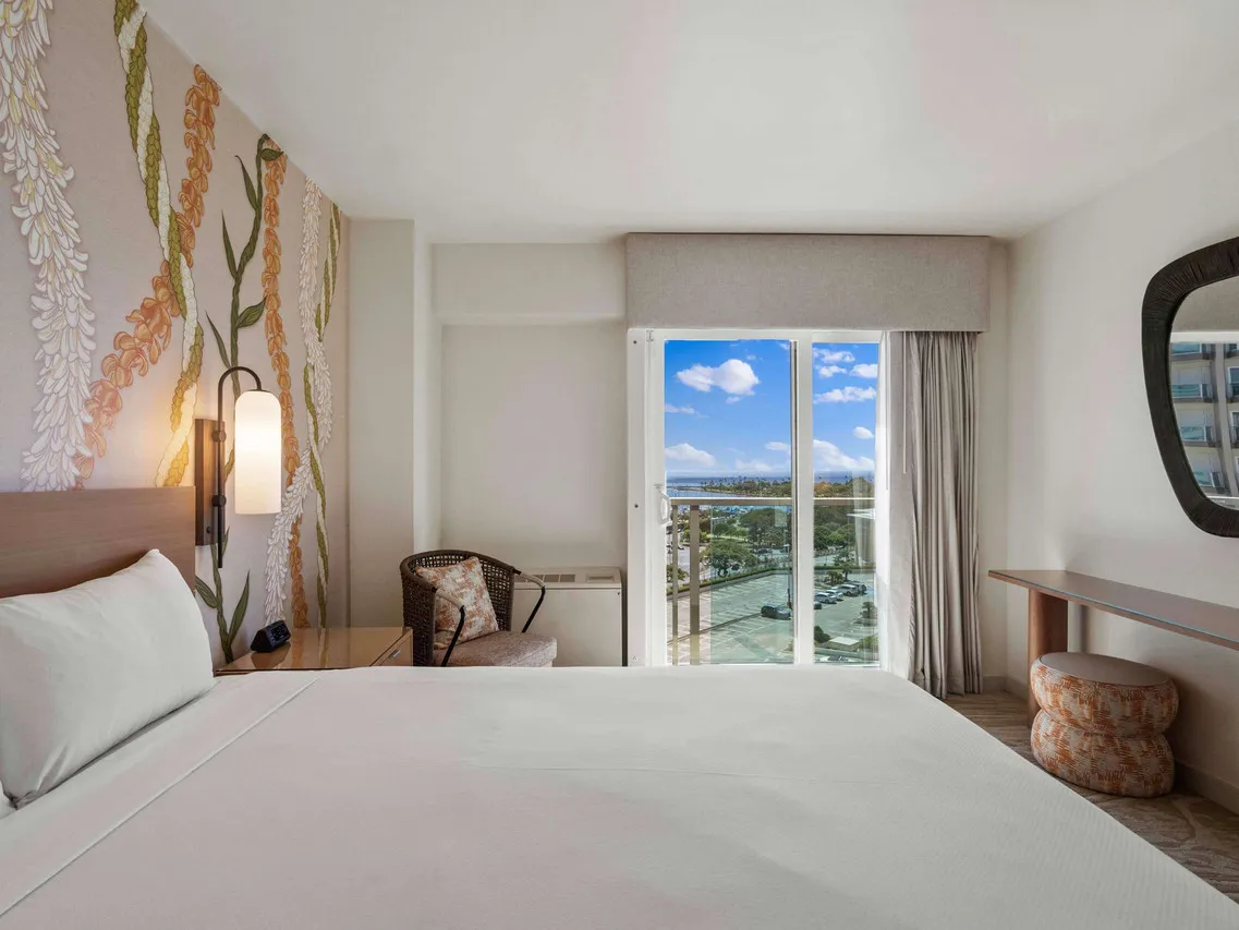 Ala Moana Hotel — rooms and atmosphere