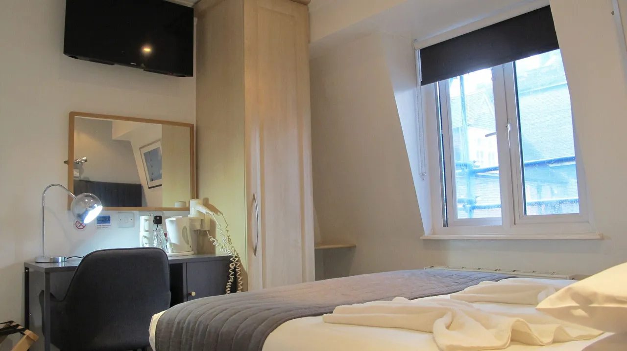 Alhambra Hotel London — rooms and atmosphere