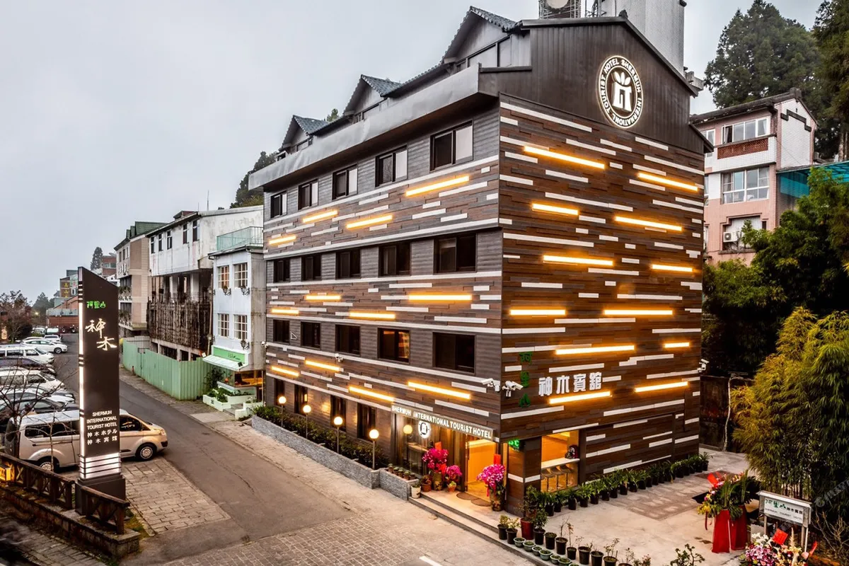 Alishan Shermuh International Tourist Hotel — rooms and atmosphere