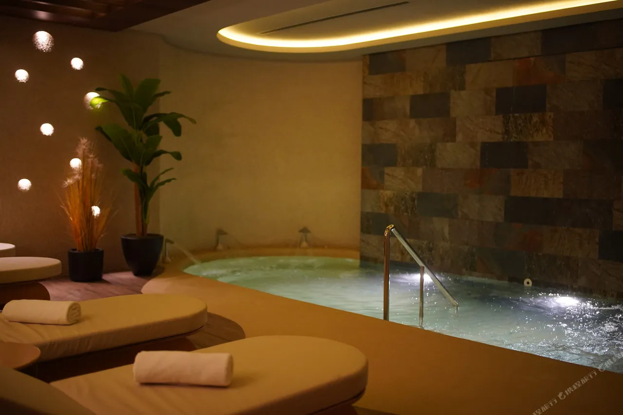 Almira Hotel Thermal Spa & Convention Center — rooms and atmosphere