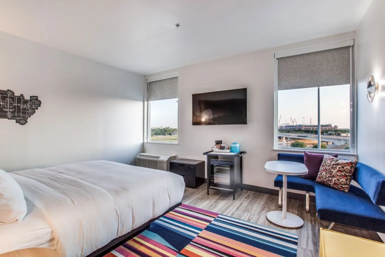 Aloft Dallas Arlington Entertainment District — rooms and atmosphere