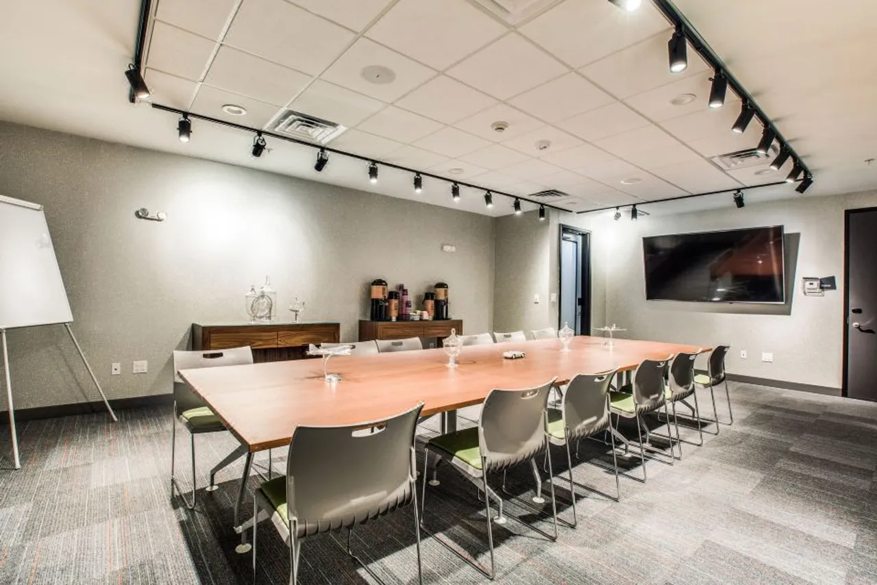 Aloft Dallas Arlington Entertainment District — rooms and atmosphere